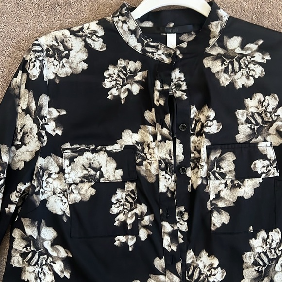 Kensie XS button down ladies shirt with floral print in black & white - Picture 2 of 4